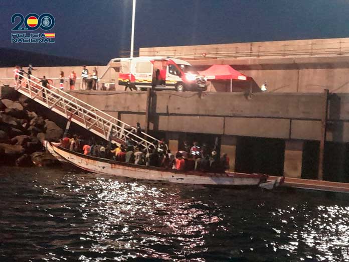 Momento de la llegada del cayuco al Puerto de Granadilla, en Tenerife, con 84 migrantes a bordo tras una travesía de nueve días desde Brufut (Gambia) / Policía Nacional