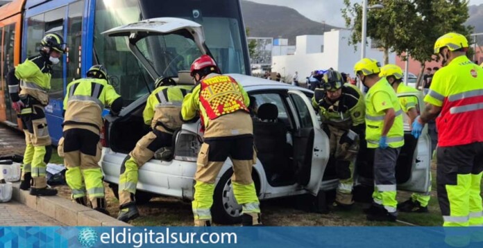 Bomberos de Tenerife rescatan al conductor atrapado tras la colisión entre un turismo y un tranvía en La Laguna, antes de su traslado al Servicio de Urgencias Canario (SUC)