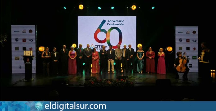 Foto de familia de los miembros del Centro de Iniciativas y Turismo de la Comarca Sur de Tenerife durante la celebración de su 60 aniversario en el Auditorio Infanta Leonor de Los Cristianos, en Arona