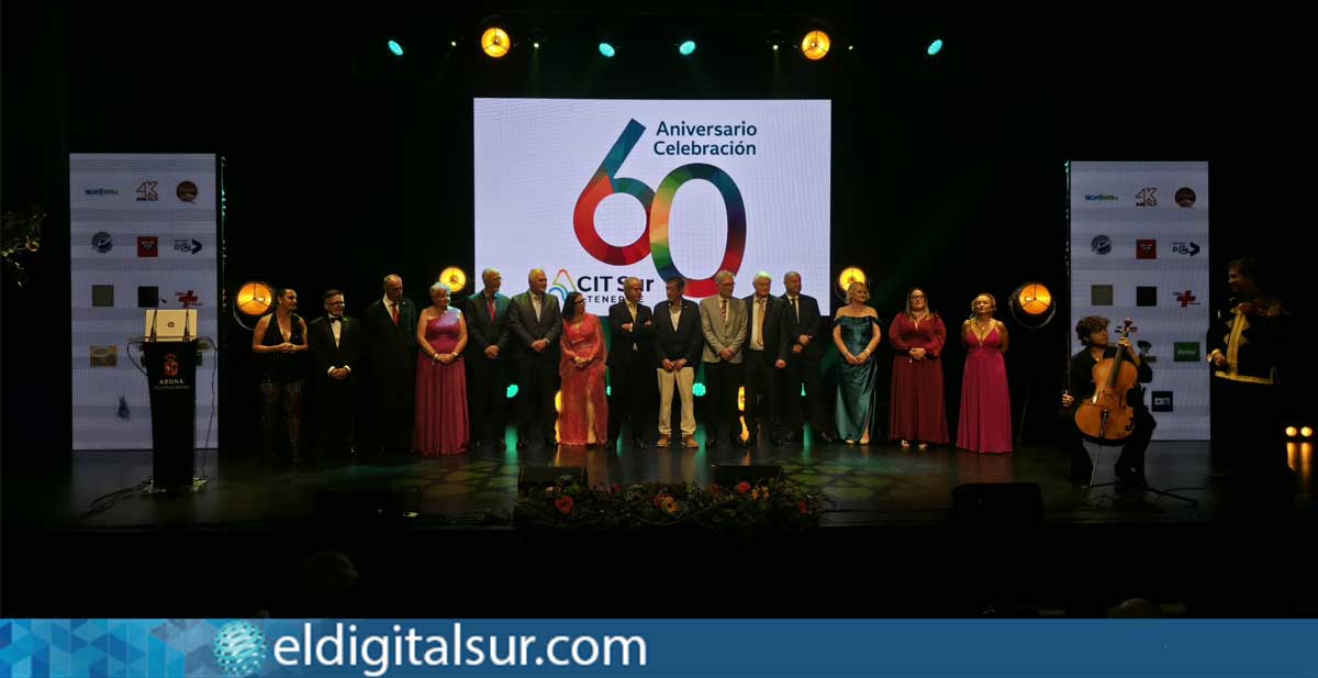 cit-sur-060726 Foto de familia de los miembros del Centro de Iniciativas y Turismo de la Comarca Sur de Tenerife durante la celebración de su 60 aniversario en el Auditorio Infanta Leonor de Los Cristianos, en Arona