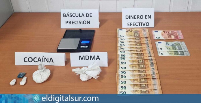 Droga, dinero en efectivo y otros efectos intervenidos por la Guardia Civil durante la operación desarrollada en La Palma.