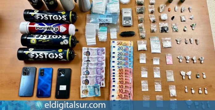 Las sustancias estupefacientes, el material para su presunta distribución y el dinero en efectivo intervenidos por la Policía Nacional durante el registro del pub clandestino de Las Verónicas