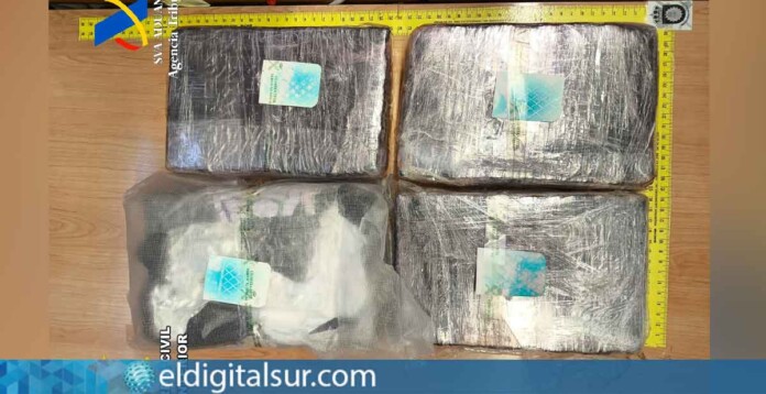 Droga incautada por la Guardia Civil y Vigilancia Aduanera durante la inspección del vehículo en el puerto de Santa Cruz de Tenerife