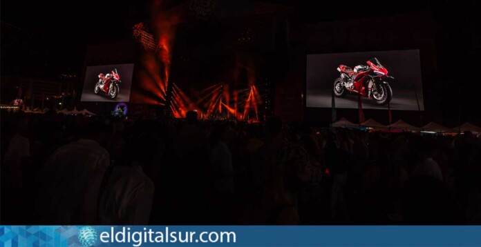 Una motocicleta Ducati preside el espacio de la marca junto a las pantallas del Tenerife Cook Music Fest 2026