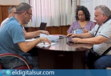 Representantes del colectivo vecinal El Carmen Se Mueve y del Ayuntamiento de Arafo durante la reunión de presentación del Plan Director de Organización