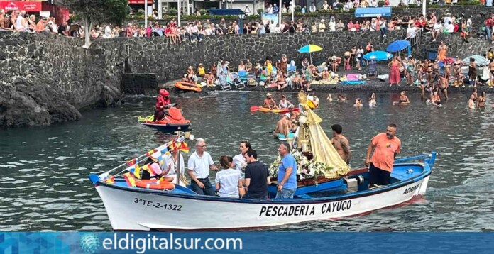 La Virgen del Carmen "Chiquita" y San Telmo "Chiquito" recorren el muelle de Puerto de la Cruz antes de su tradicional embarque, en una de las estampas más emotivas de las fiestas marineras del municipio