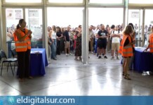 Aspirantes a las oposiciones del Ayuntamiento de La Laguna esperan en el exterior del Recinto Ferial antes del inicio de las pruebas selectivas