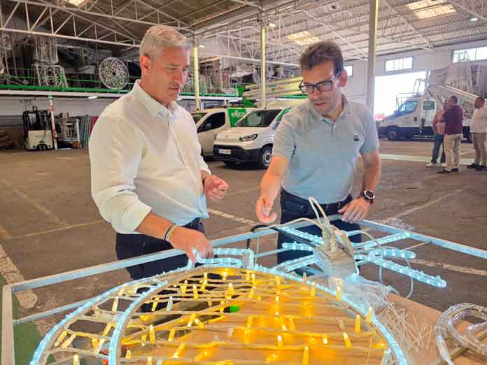 El concejal de Servicios Municipales de La Laguna, Fran Hernández, durante la supervisión de los trabajos de instalación del alumbrado navideño de 2026