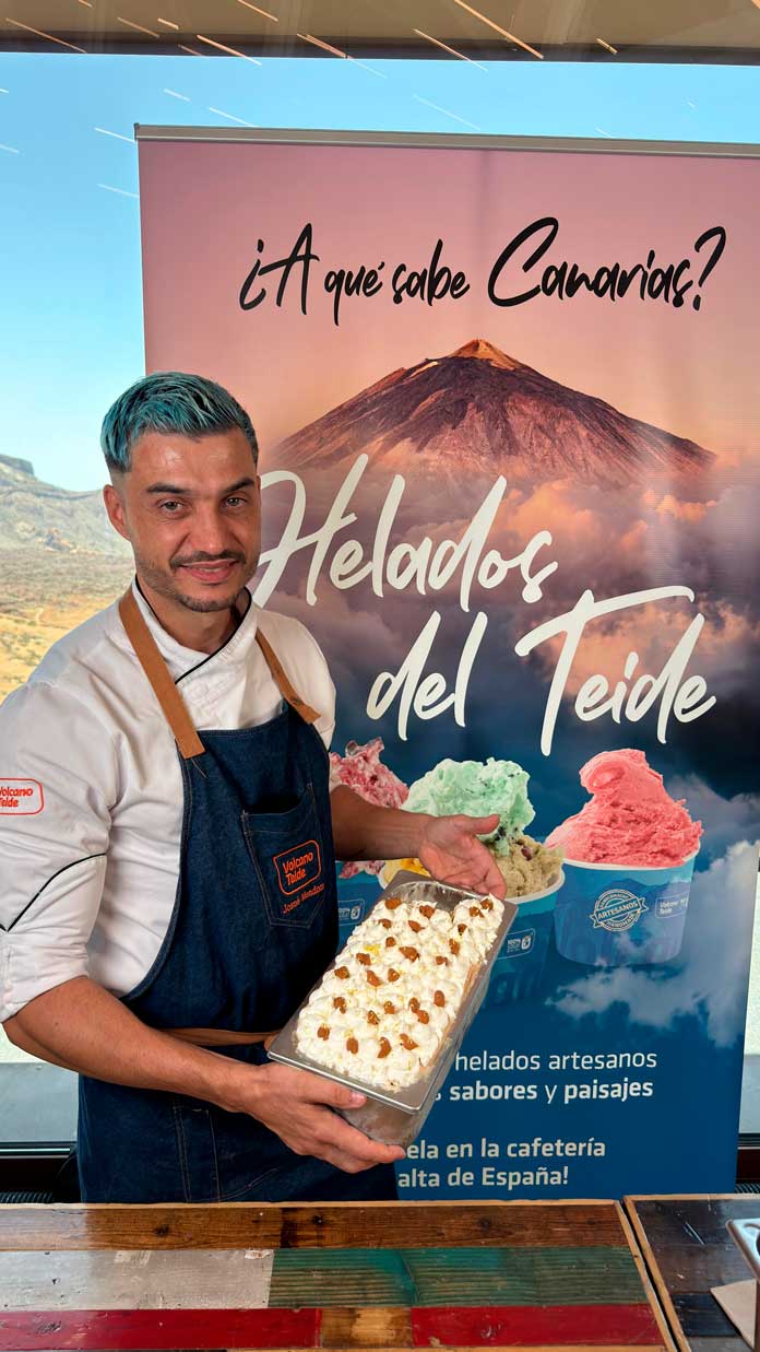 Josué Mendoza, chef ejecutivo de Volcano Teide, elabora los helados artesanales del Teleférico del Teide con ingredientes y recetas inspirados en la gastronomía canaria