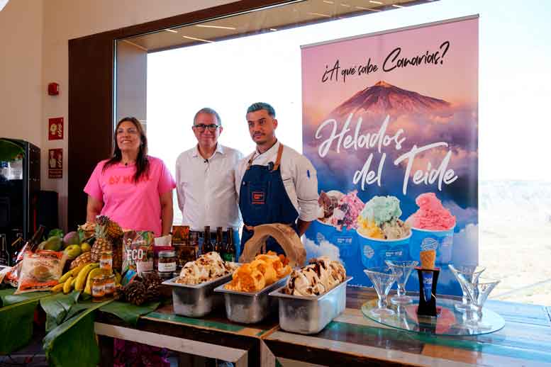 Ignacio Sabaté, Dimple Melwani y Josué Mendoza durante la presentación de los helados artesanales del Teleférico del Teide, elaborados con productos tradicionales de Canarias