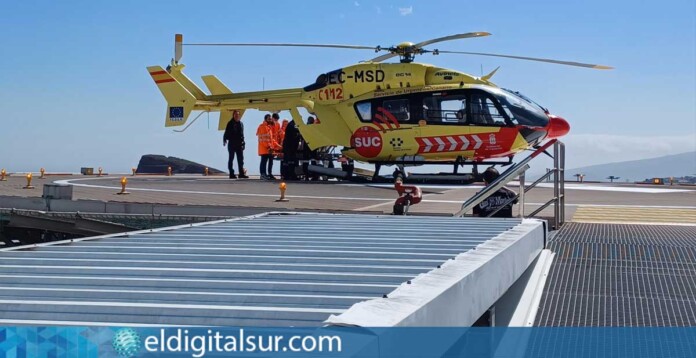 El helicóptero medicalizado del Servicio de Urgencias Canario (SUC) aterriza en la helisuperficie del Hospital Universitario de Canarias