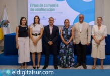 José Manuel Bermúdez, Charín González, Davinia Domínguez y Fernando Cruz durante la firma del convenio entre el Ayuntamiento de Santa Cruz de Tenerife, la Fundación DinoSol y HiperDino para reforzar las ayudas destinadas a familias en situación de vulnerabilidad