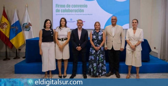 José Manuel Bermúdez, Charín González, Davinia Domínguez y Fernando Cruz durante la firma del convenio entre el Ayuntamiento de Santa Cruz de Tenerife, la Fundación DinoSol y HiperDino para reforzar las ayudas destinadas a familias en situación de vulnerabilidad
