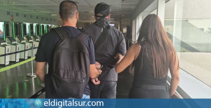 Agentes de la Policía Nacional durante la detención del prófugo buscado por un presunto delito de homicidio en grado de tentativa a su llegada al Aeropuerto de Tenerife Sur-Reina Sofía