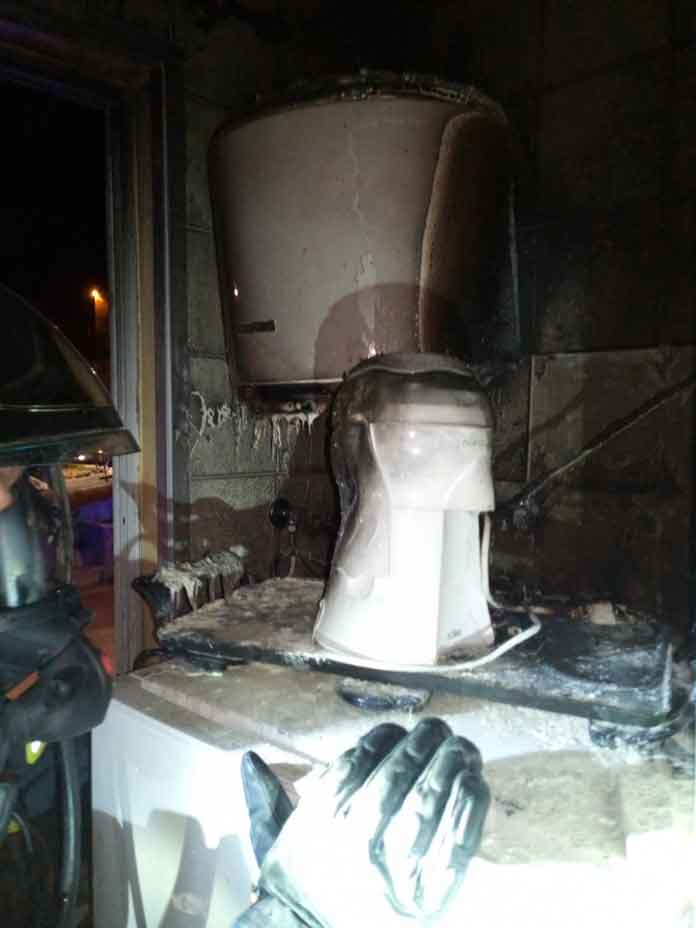omberos de Tenerife trabajando en la extinción del incendio declarado en una casa terrera de Santa Cruz durante la madrugada