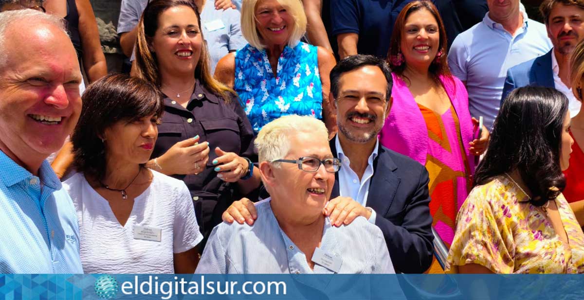 Celebración tras el tradicional corte de cinta