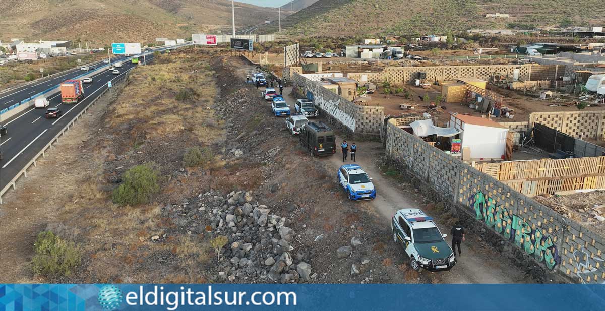 los-vivitos-210726 Agentes de distintos cuerpos policiales y personal técnico participan en el macrooperativo desarrollado en el asentamiento irregular de Los Vivitos, en el municipio de Arona