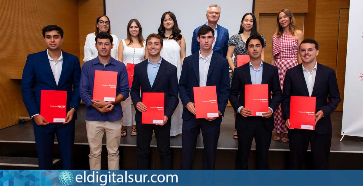 mapfre-290726 Foto de familia de los beneficiarios de las becas de la Fundación Mapfre Canarias 2026 junto a representantes de la entidad durante el acto de entrega de credenciales