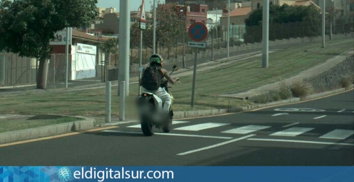 Imagen captada por el radar policial durante el control de velocidad en el que se registró la motocicleta circulando a 102 kilómetros por hora en una vía limitada a 30 km/h