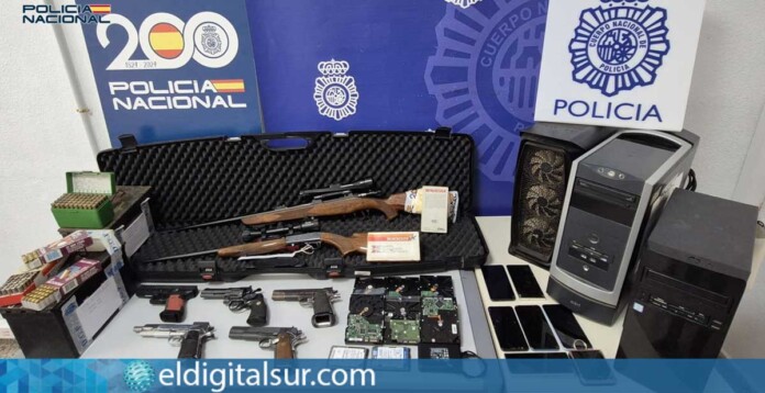 Material intervenido por la Policía Nacional durante los registros domiciliarios, entre el que se encuentran dispositivos informáticos, armas de fuego y munición incautados en la operación