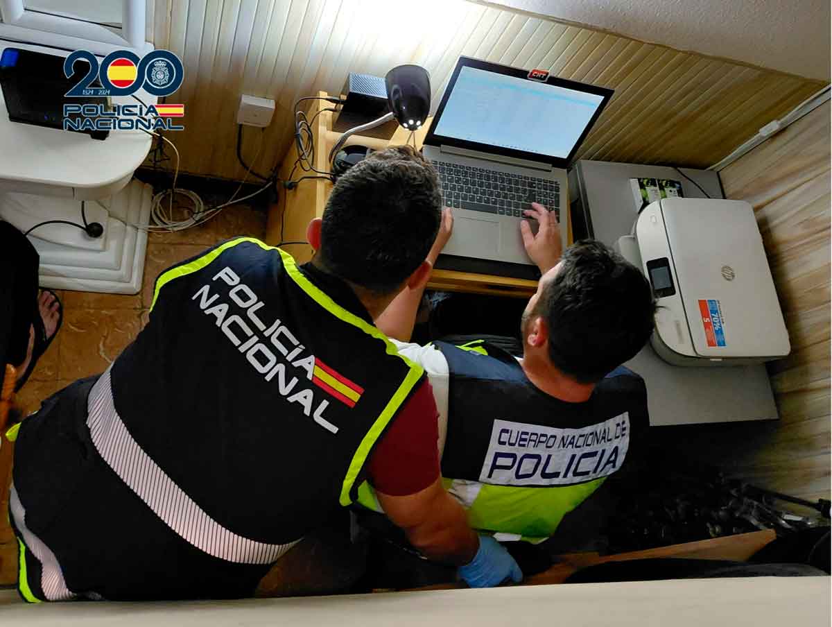 Agentes de la Policía Nacional durante las labores de investigación y análisis tecnológico que permitieron identificar y detener a los seis investigados en Tenerife