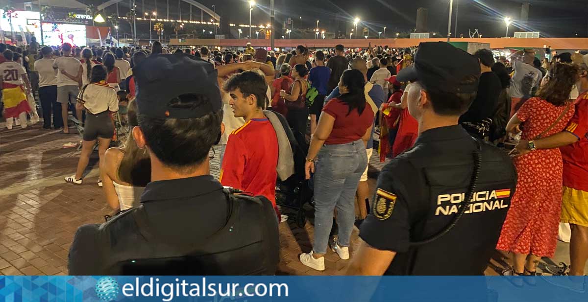 policia-nacional-fiesta-200726 Agentes de la Policía Nacional despliegan el dispositivo de seguridad durante la final del Mundial en uno de los puntos con pantalla gigante de Canarias