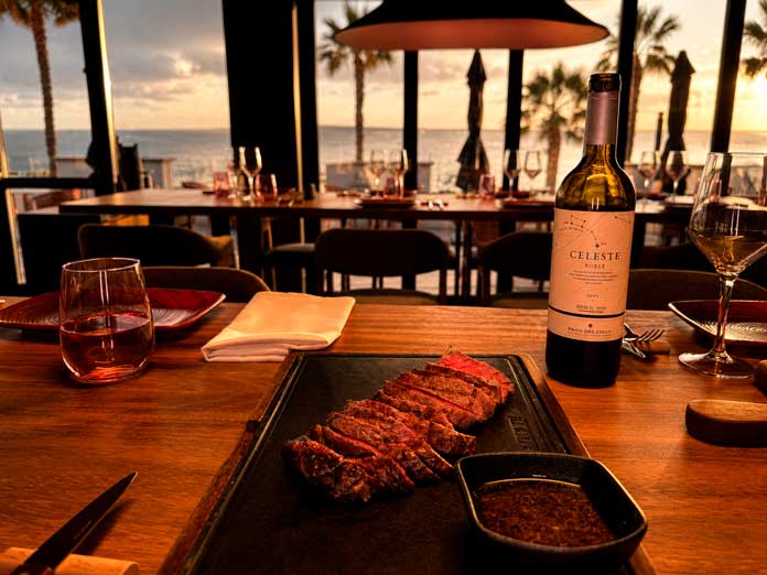 Carne madurada a la brasa, servida en el restaurante con vistas al mar