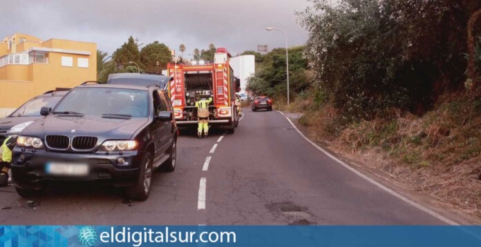 Bomberos y servicios de emergencia actúan tras el accidente entre un turismo y una motocicleta en El Sauzal
