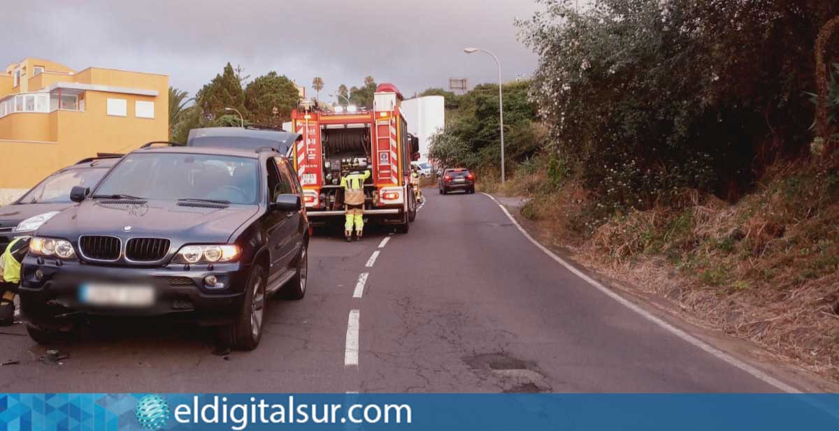 Bomberos y servicios de emergencia actúan tras el accidente entre un turismo y una motocicleta en El Sauzal