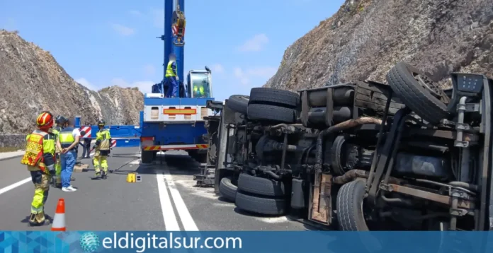 Bomberos de Tenerife intervienen tras el vuelco de una grúa en la TF-1, en Guía de Isora