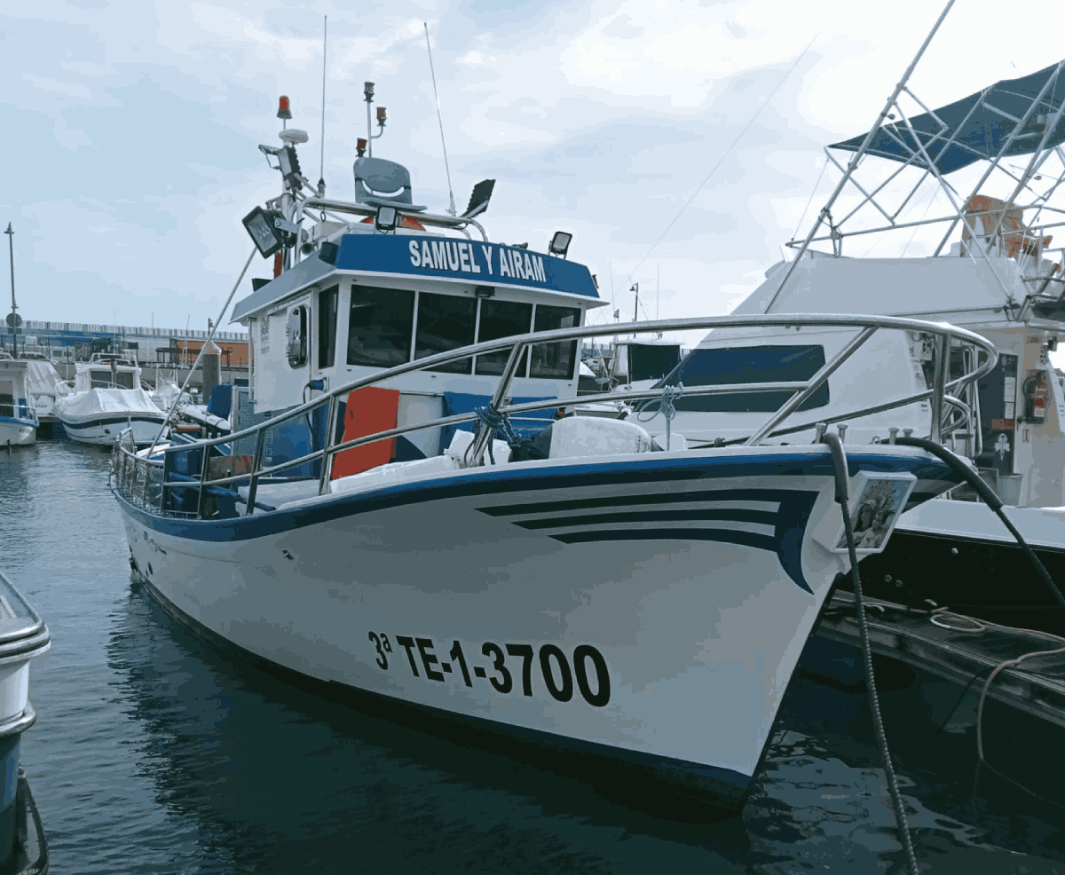 Una de las embarcaciones en el Muelle de Los Cristianos