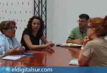 Rubén García Casañas y Ana Concepción durante la firma del convenio entre Granadilla y ATELSAM Salud Mental