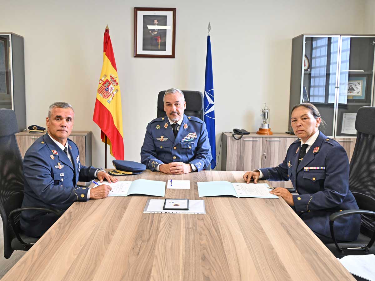 De izquierda a derecha, el teniente coronel Víctor Manuel Pastor Bejarano, jefe entrante del Grupo de Alerta y Control; el general de división Francisco Javier Vidal Fernández; y la comandante García, jefa interina saliente / Foto: Ministerio de Defensa