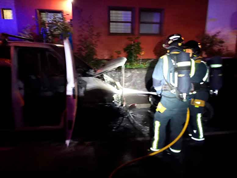 Bomberos intervienen para extinguir el incendio que afectó a dos vehículos estacionados en Los Realejos