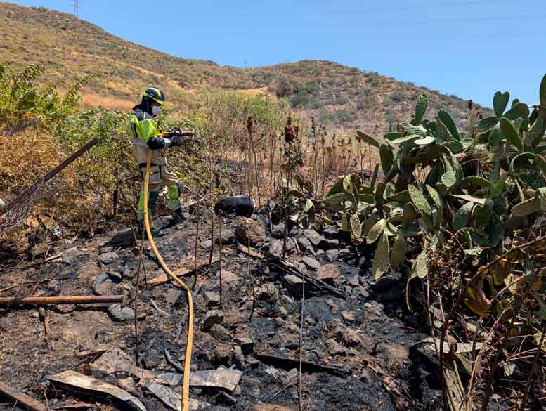 Bomberos intervienen en el incendio registrado en las proximidades de una gasolinera en Valle Tabares