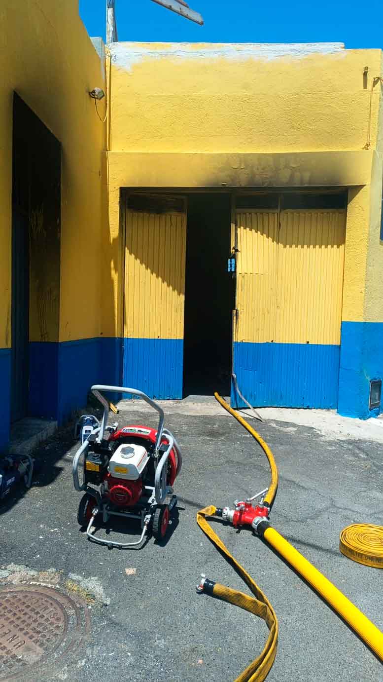 Bomberos intervienen en La Guancha tras detectarse un incendio de basura acumulada en el interior de un establecimiento