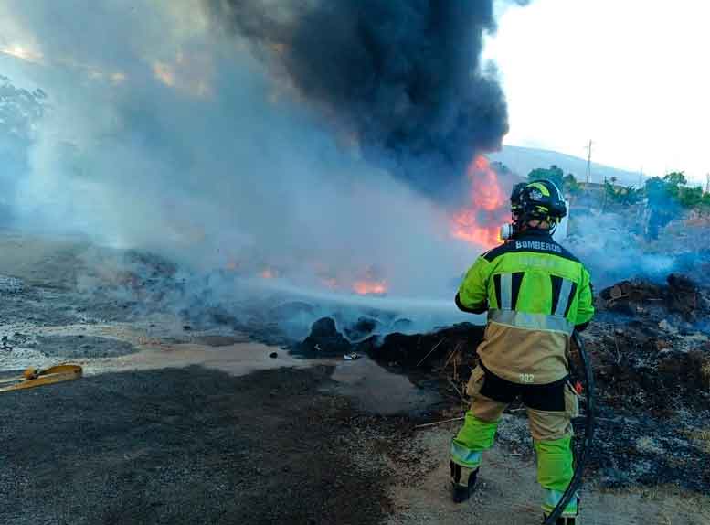 Efectivos del parque de Güímar sofocan un incendio que afectó a restos de poda, plásticos y materiales de un invernadero