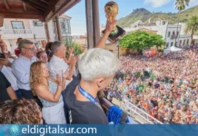 Pedri recibe el homenaje de Tegueste y el Cabildo de Tenerife ante cientos de personas en la plaza San Marcos