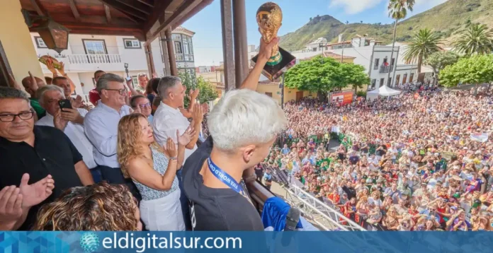 Pedri recibe el homenaje de Tegueste y el Cabildo de Tenerife ante cientos de personas en la plaza San Marcos