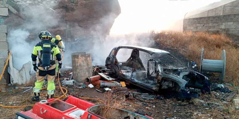 Efectivos de Bomberos actúan para sofocar un incendio de basura y rastrojos en el barrio de Taco