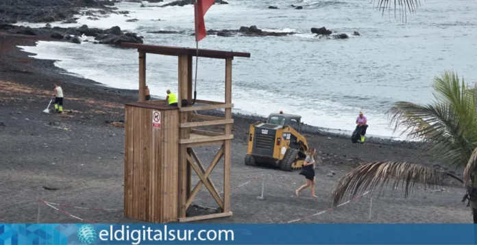 Trabajos de limpieza y mantenimiento en Playa Jardín