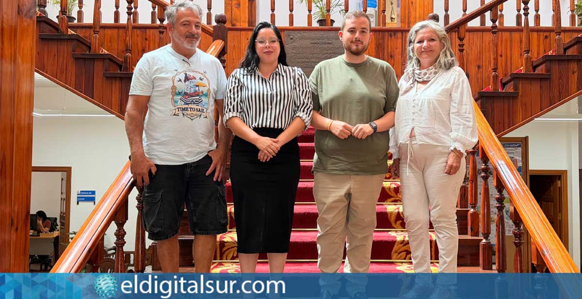 El consejero del Cabildo Insular de Tenerife y segundo teniente de alcalde del Ayuntamiento de Arona, Naim Yanez Alonso, junto a la concejal del sector primario del Ayuntamiento de Arona, Melania Santos, y los representantes de FENAPA Carlos Braun Borges y Carmen Díaz