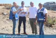 José Domingo Regalado, Marcos Antonio Rodríguez y representantes de la empresa adjudicataria durante la visita al terreno donde se construirá el nuevo parking modular de El Médano