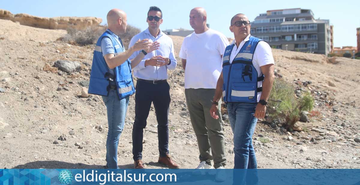 Parking-Modular-de-el-medano-070826 José Domingo Regalado, Marcos Antonio Rodríguez y representantes de la empresa adjudicataria durante la visita al terreno donde se construirá el nuevo parking modular de El Médano