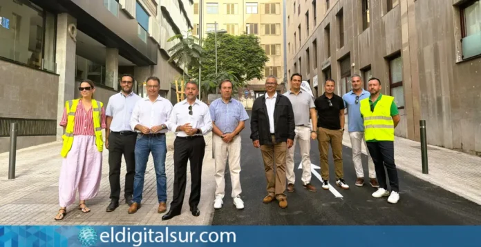 Bermúdez y Tarife visitan el renovado Callejón Bouza tras las obras de mejora