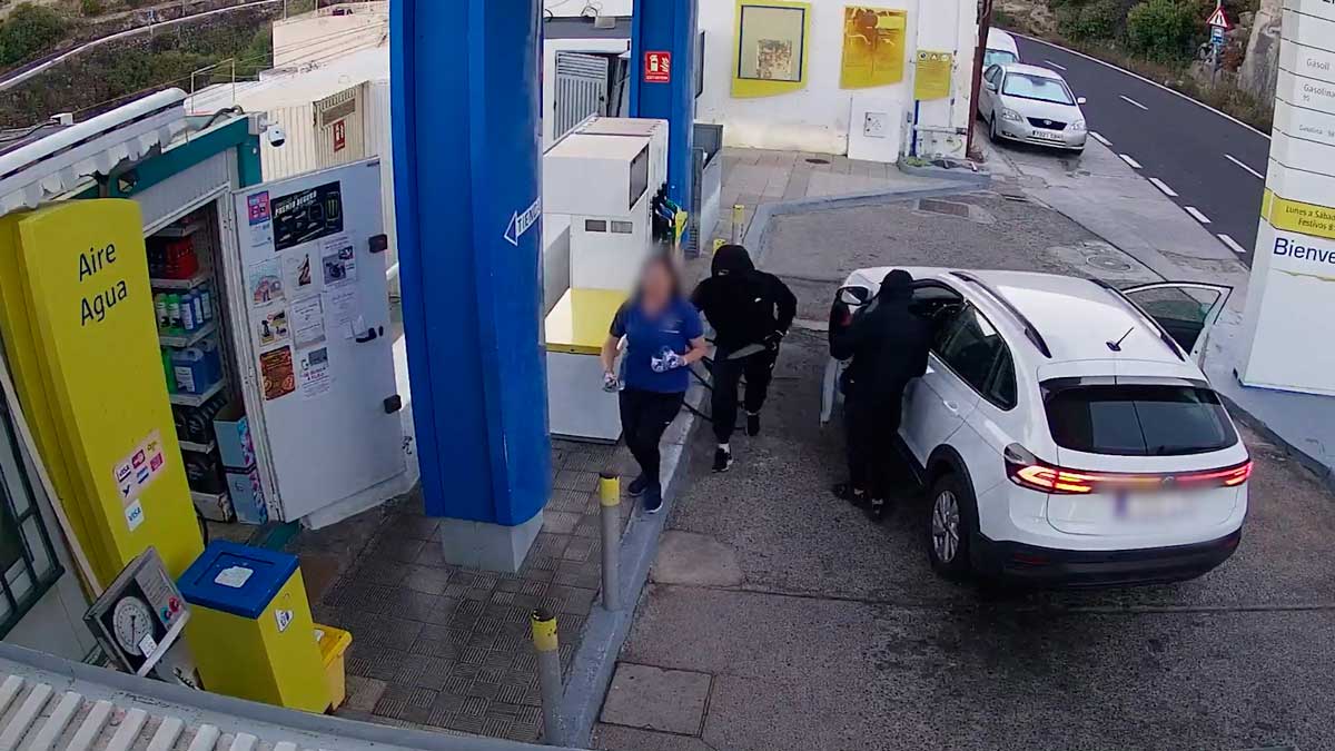 Imágenes de cámara de seguridad mostrando atracadores encapuchados durante un robo en Tenerife