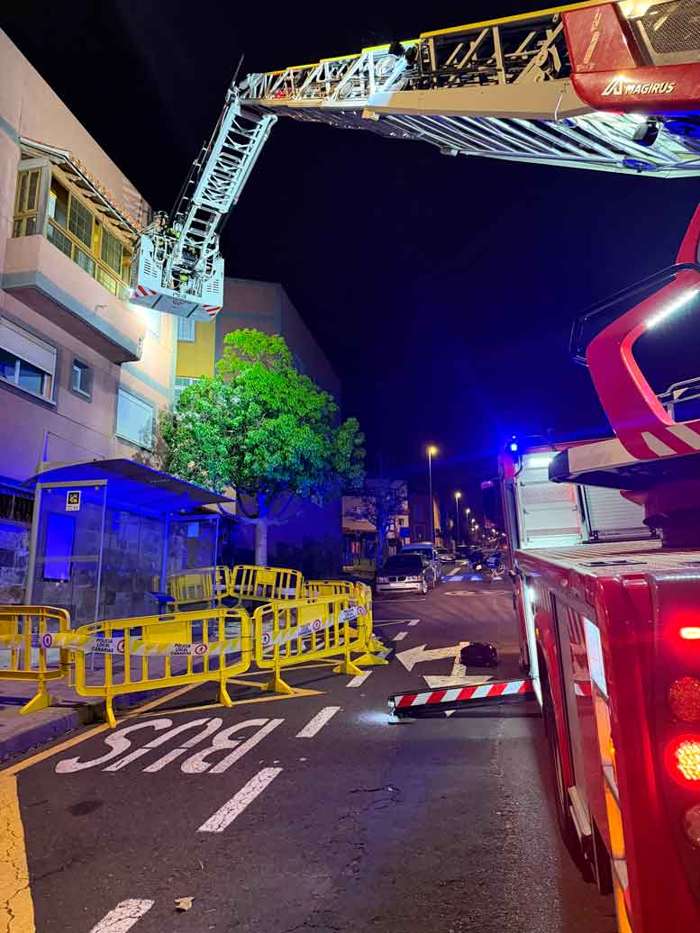 Bomberos intervienen en un edificio de La Gallega para retirar elementos con riesgo de caída a la vía pública