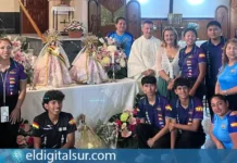 Devotos participan en la celebración de la Virgen de Urkupiña en el barrio de Salamanca, en Santa Cruz de Tenerife