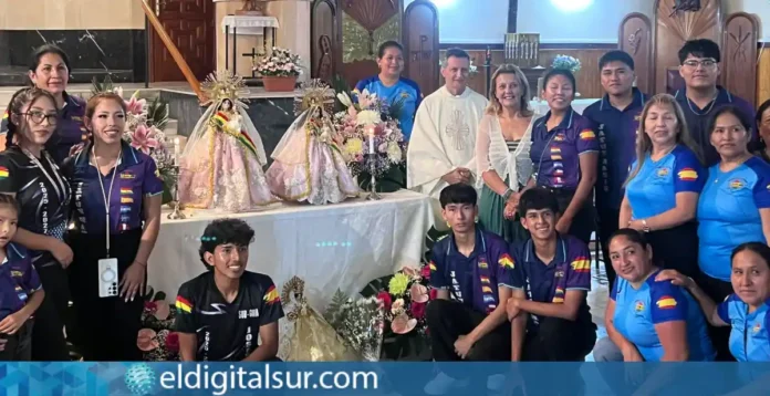 Devotos participan en la celebración de la Virgen de Urkupiña en el barrio de Salamanca, en Santa Cruz de Tenerife