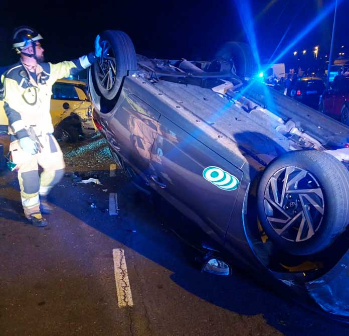 Bomberos intervienen en un accidente de tráfico con vuelco registrado en Adeje